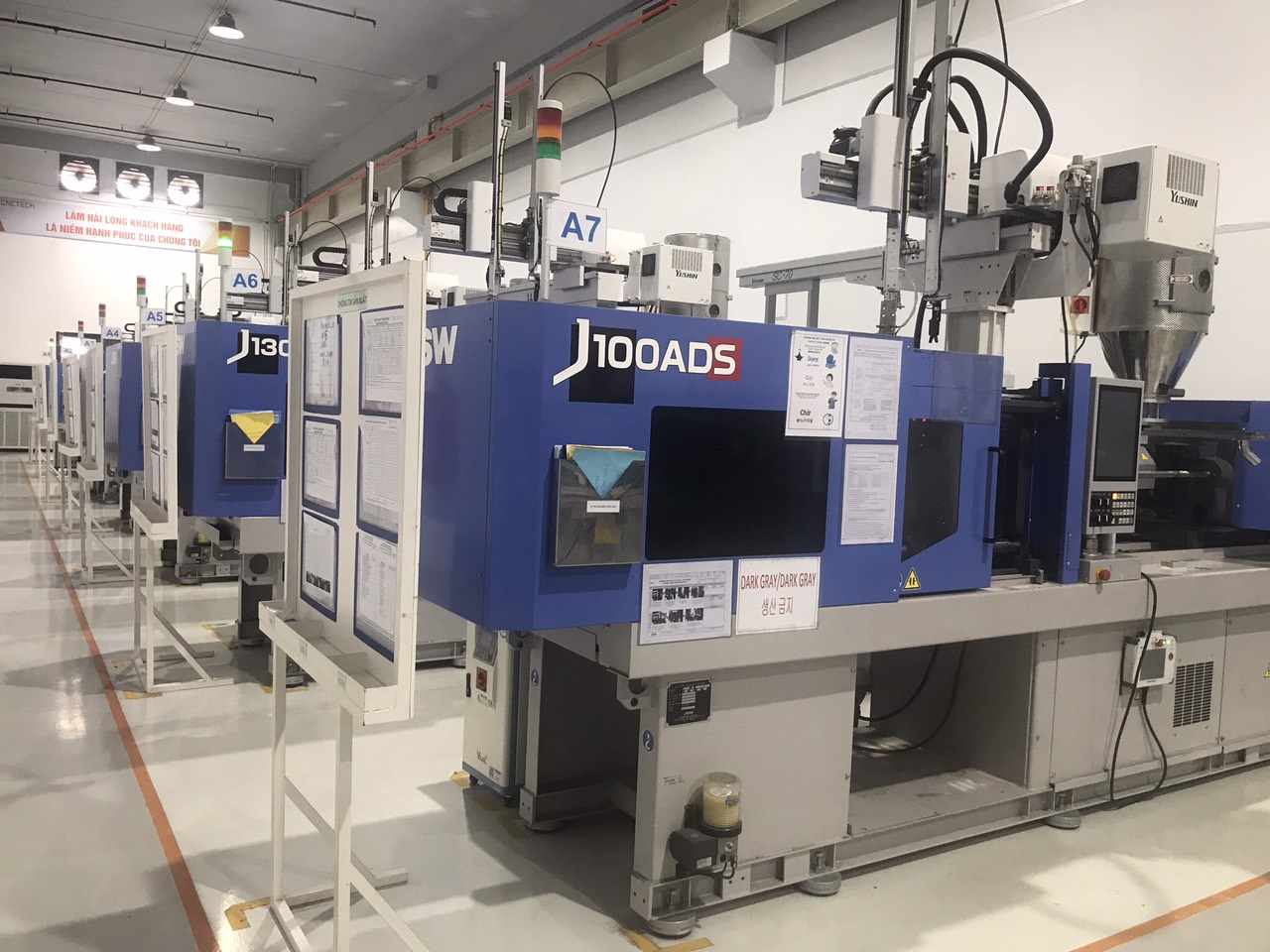 plastic injection machine.jpg